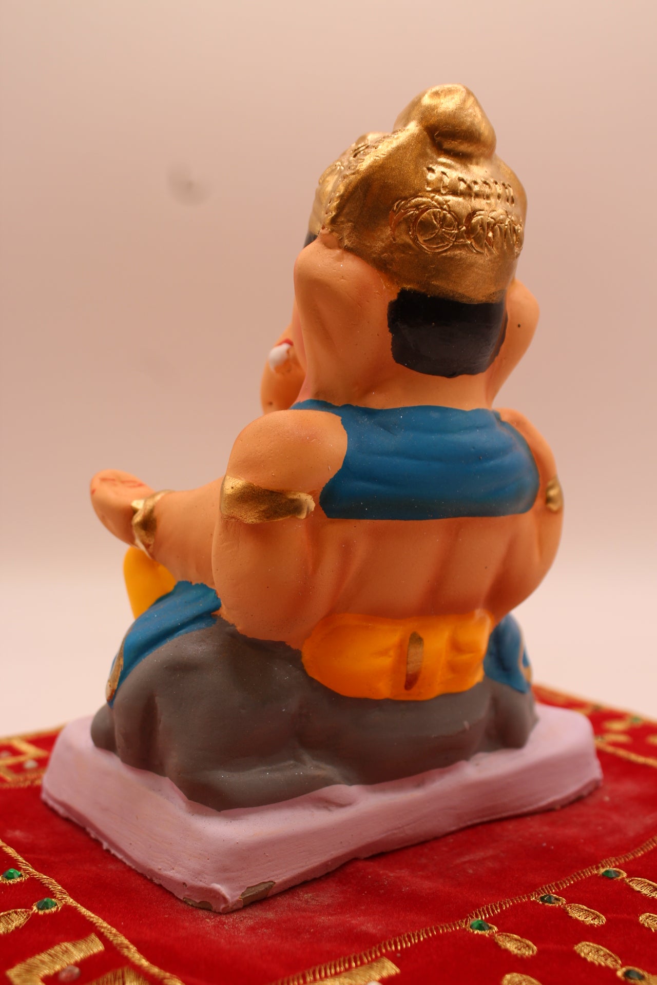 Back view showing the teal khes across the back