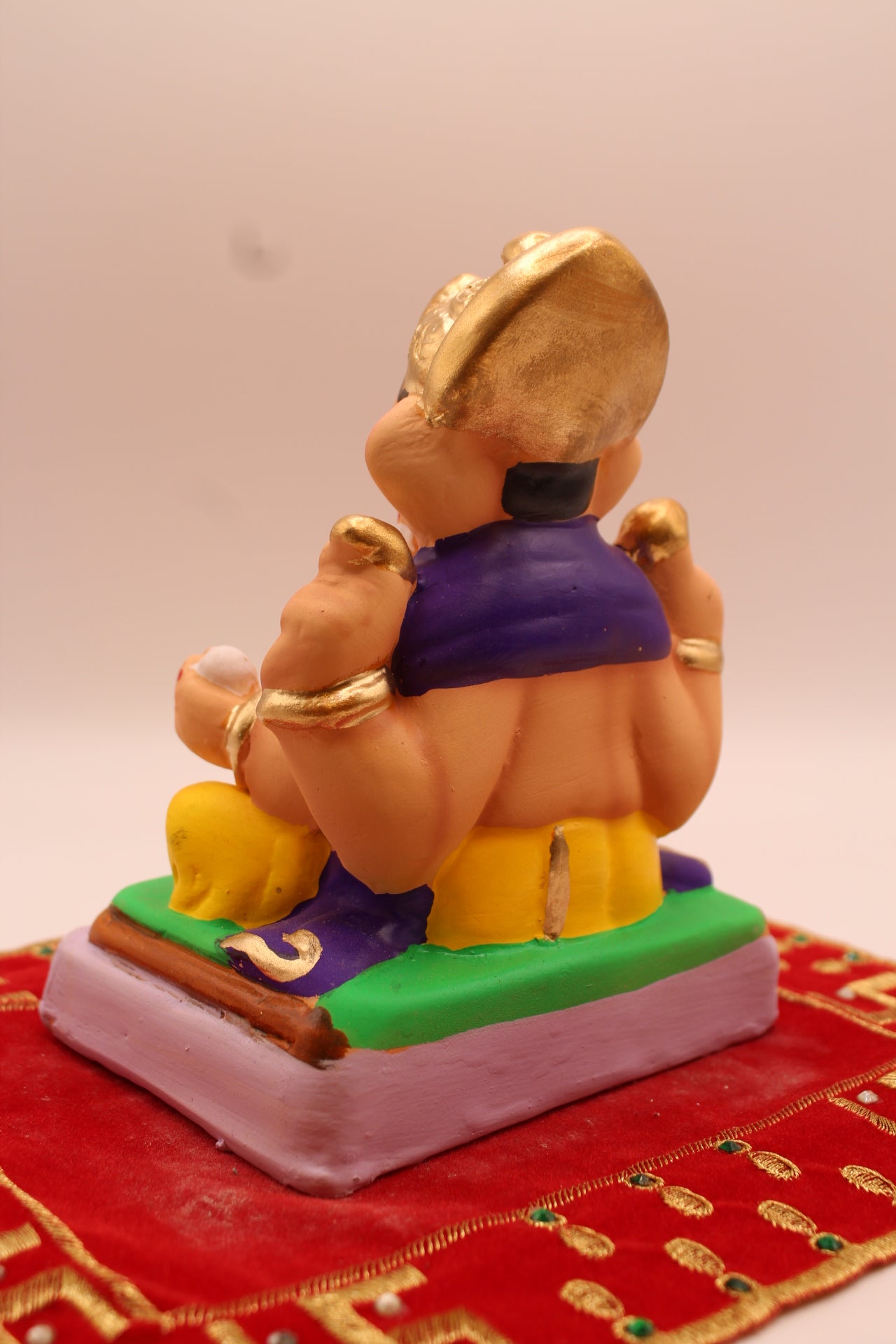 Back view showing the violet khes