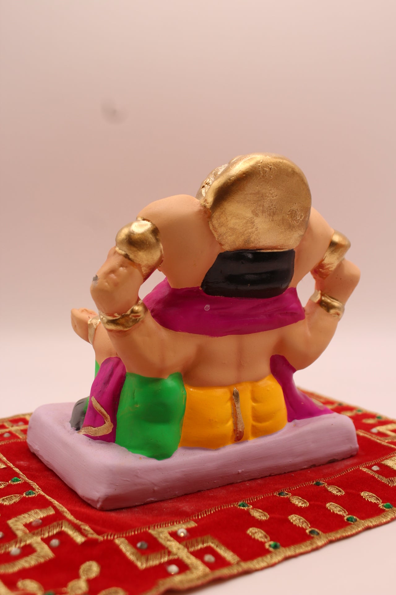 Back view showing the magenta khes trailing