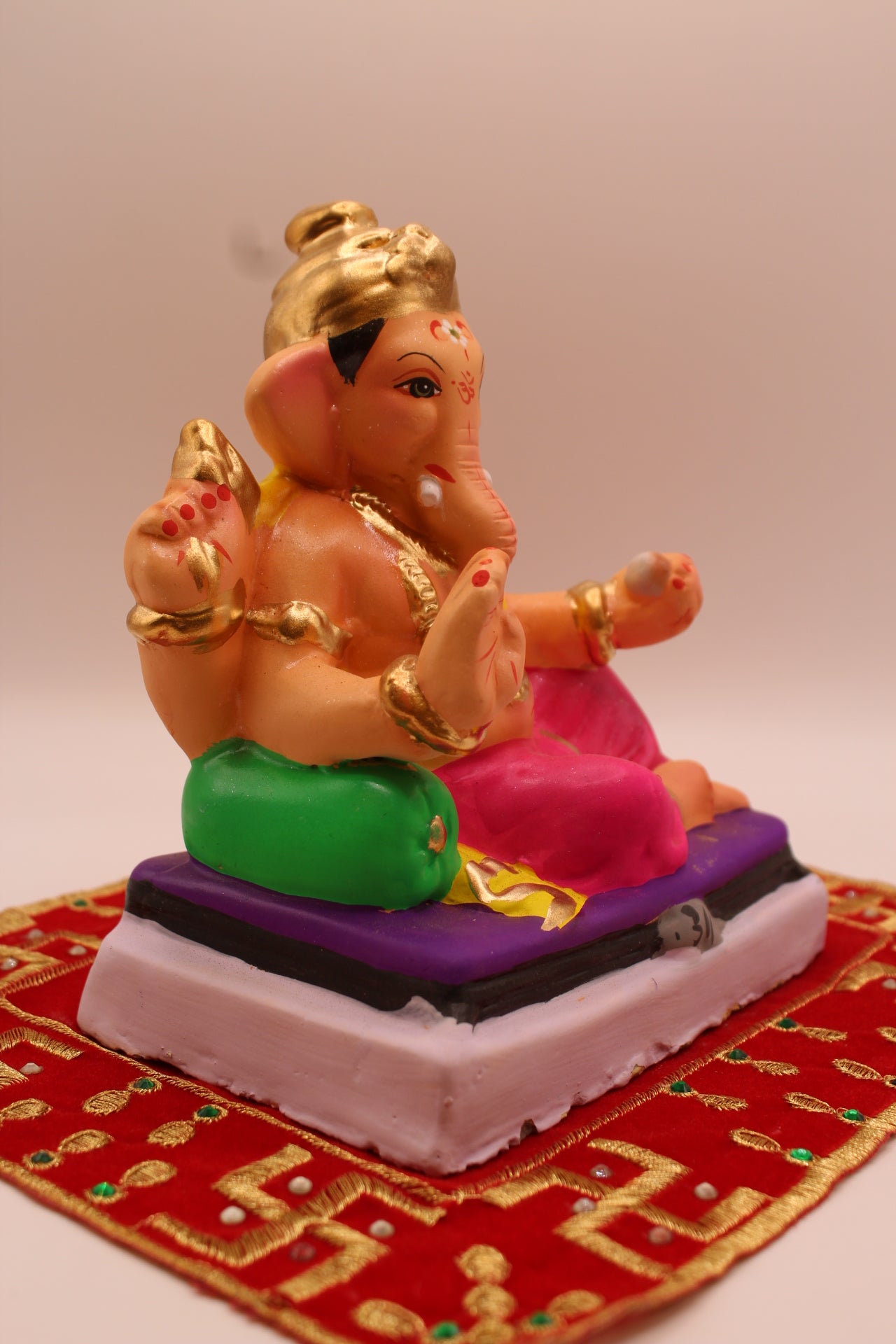 Side view showing the coiled gold jooda