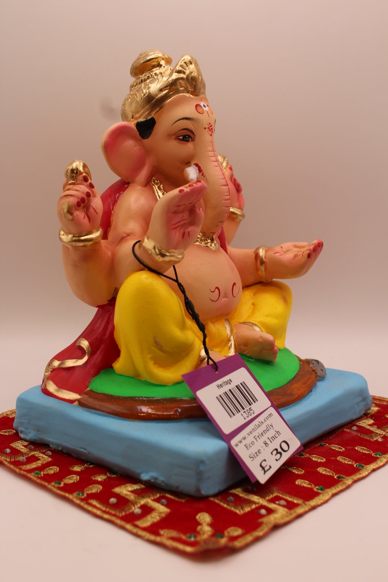 Side view – red khes trailing down the back over a yellow dhoti