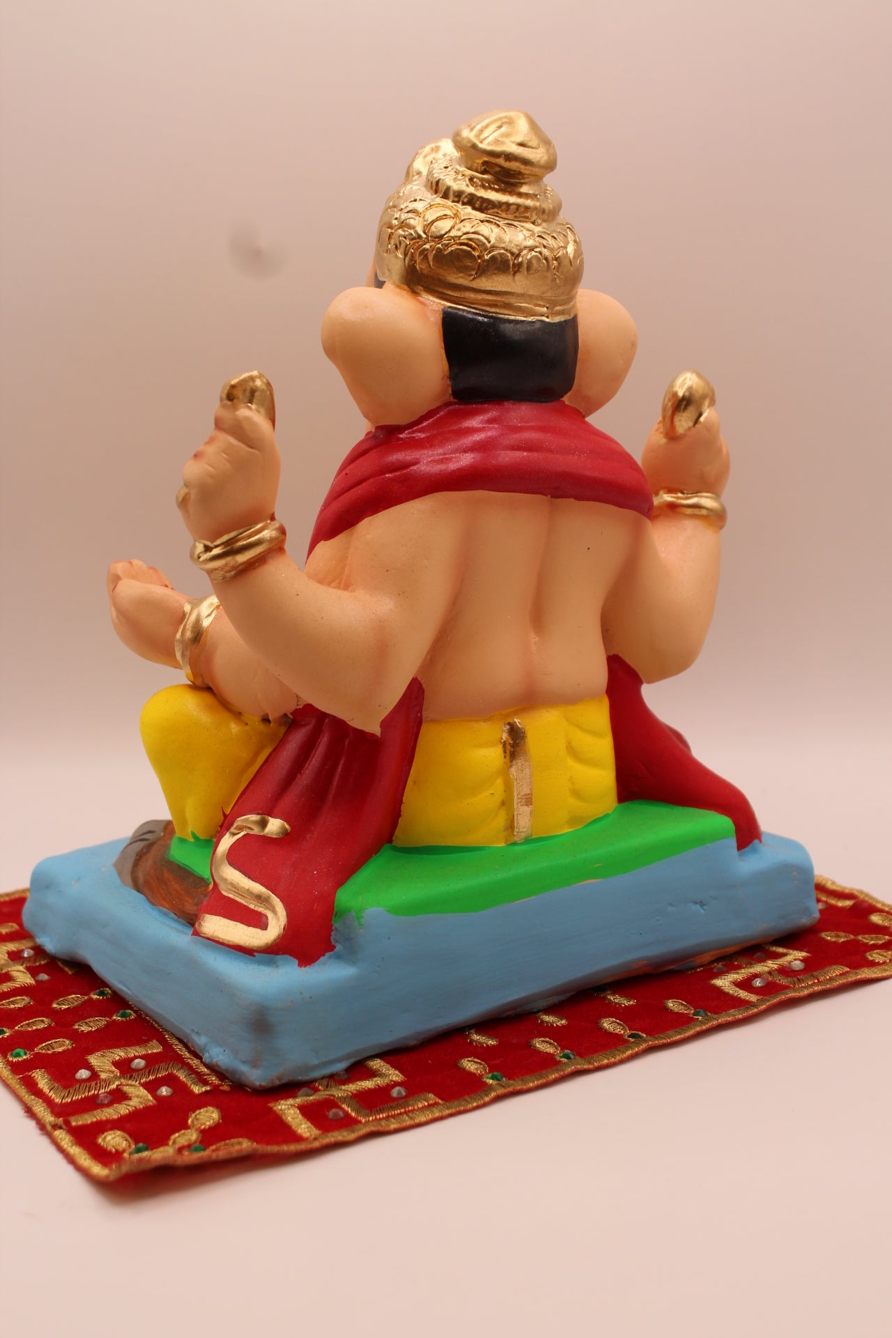 Back view – red khes trailing down the back over a yellow dhoti