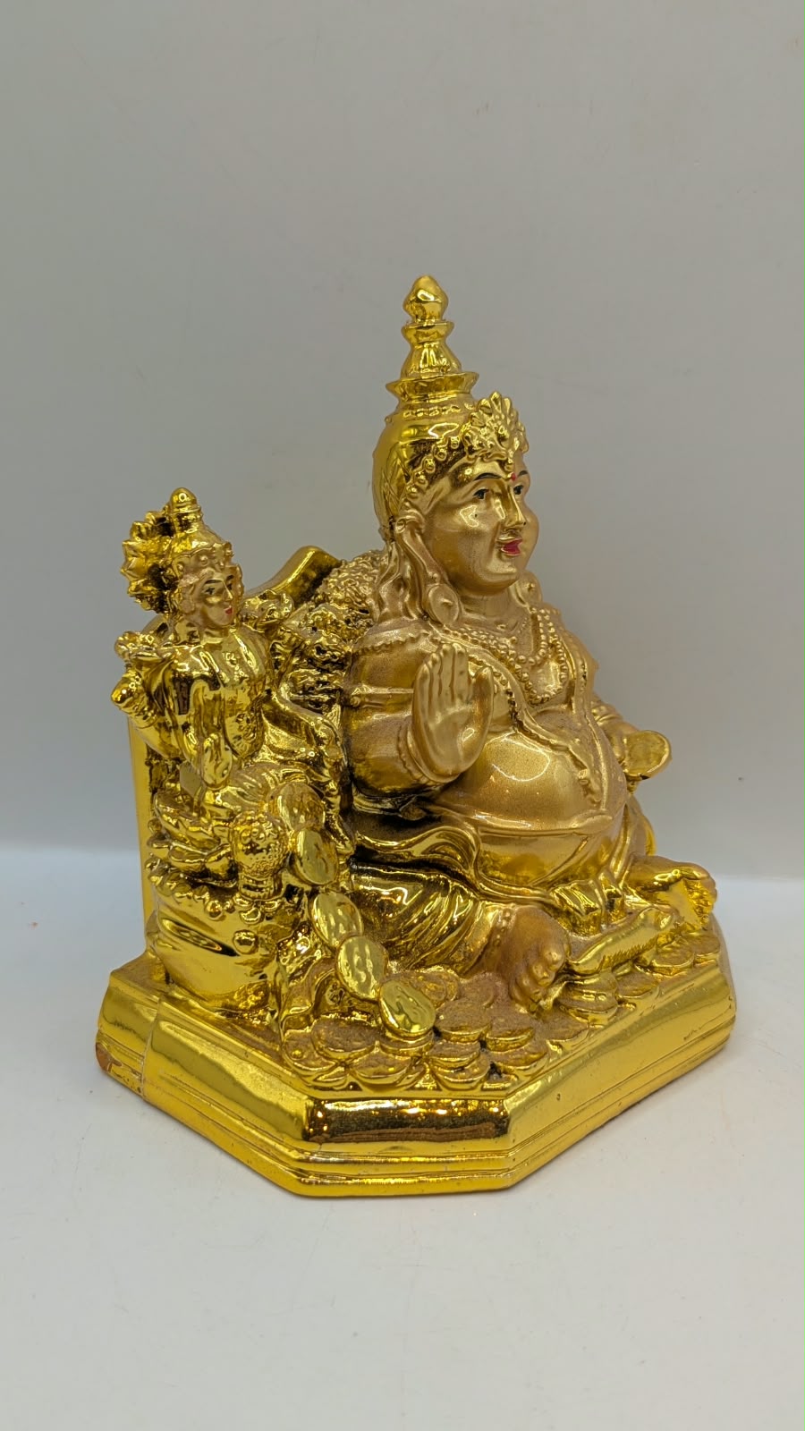 Gold Kuber statue, side view